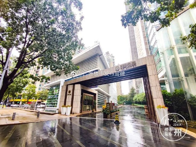 这样，明天我就带你去逛逛国贸商场，你这段时间没机会逛街，肯定也在家里待腻了。